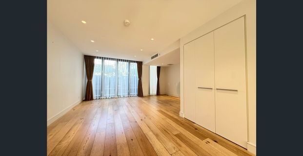 Sophisticated Living with Lift & Low Maintenance - Photo 1