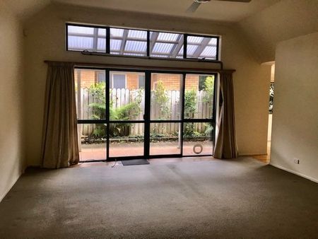 Sunny Ellerslie Home with Easy Motorway & Train Access - Photo 2