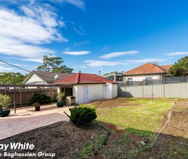 FAMILY HOME - PERFECT LOCATION - Photo 3