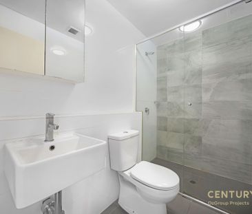 Spacious 2 Bed &plus; 2 Bath &plus; 1 Parking Apartment in the Hear... - Photo 2