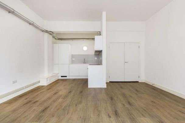 Stunning newly refurbished one bedroom apartment with loft style features - Photo 1