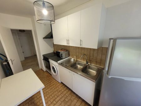 Appartement 2 pièces 52m2 MARSEILLE 4EME 923 euros - Photo 3