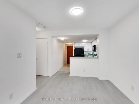 300 Bloor Street E #711 - Photo 2