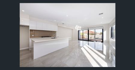 Modern & spacious townhouse in a great location! - Photo 3