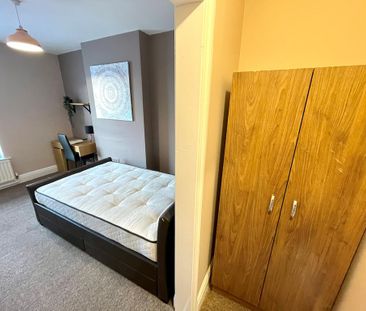 1 bedroom in a house share to rent - Photo 3