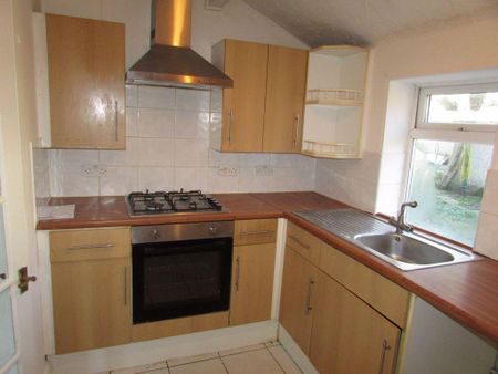 3 bedroom end of terrace house to rent - Photo 2