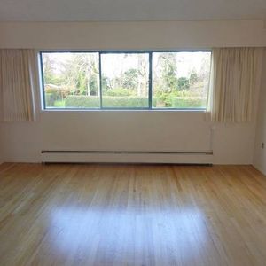 Jubilee Area: Large 1 bedroom, 720 sq.ft. 2nd floor - Photo 2