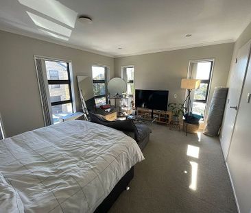 5 Bedroom + Double Garage + Off Street Parking - Photo 4