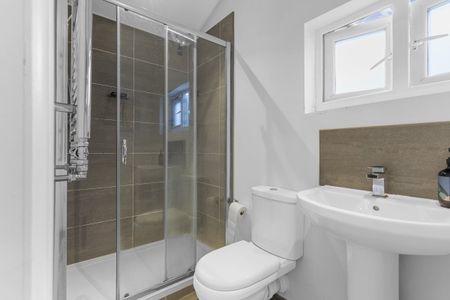 4 bedroom semi-detached house to rent - Photo 4