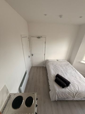 Studio Flat, Colville Road, E11 - Photo 2