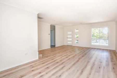 Modern & Light-Filled Contemporary Living - Photo 5