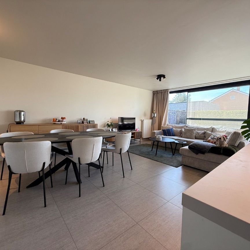 Gelijkvloers twee- slaapkamerappartement met autostaanplaats in Meulebeke! - Photo 1