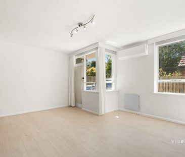 Spacious Sanctuary with Mid-Century Modern Brilliance - Photo 3