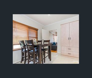 3 bedroom home ideally located within a short walk of the beach - Photo 2