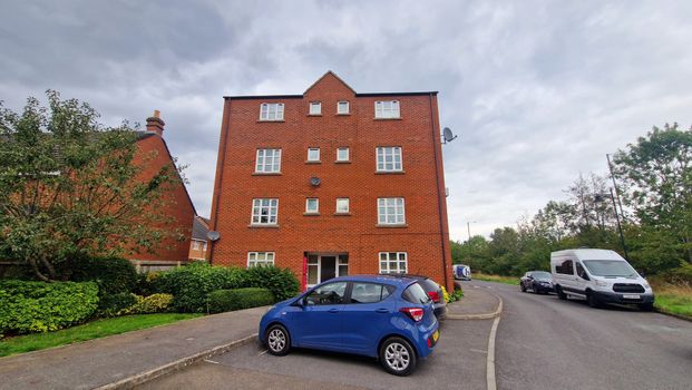 2 bed flat to rent in Massingham Park, Taunton - Photo 1