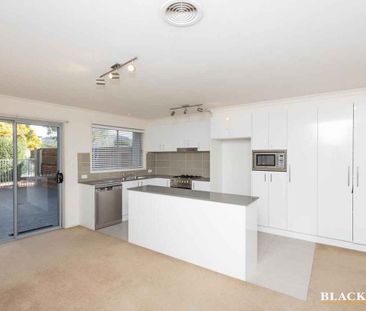 Modern Two-Story Townhouse In Prime Woden Location - Photo 4