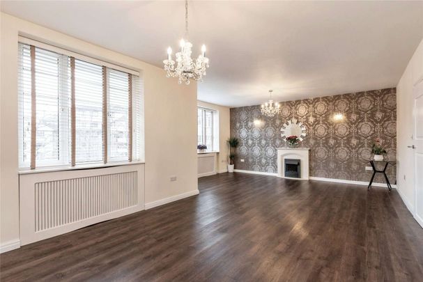 Excellent size 3 bedroom lateral flat, in a highly regarded development - Photo 1