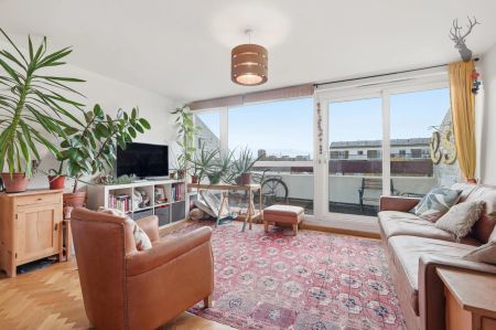 2 Bedroom Flat - Purpose Built - Photo 2