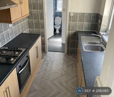 3 bedroom flat to rent - Photo 2