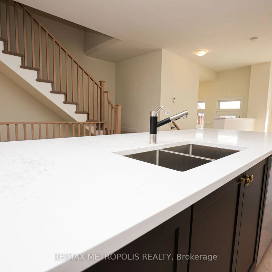 Condo Townhouse For Lease | X8454870 - Photo 1