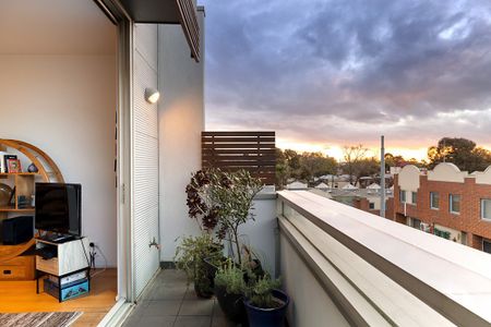 16 Courtney Place, North Melbourne VIC 3051 - Photo 2