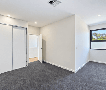 Brand-New Designer Townhouse – 4 Bedrooms, Double Garage & Solar - Photo 4