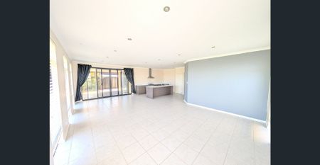 Large 4x2 Family Home! - Photo 4