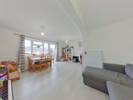 Gregson Avenue Bridgemary Gosport, Hampshire PO13 0UR - Photo 2