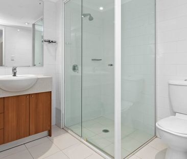 Executive apartment overlooking Mark Taylor Oval - Photo 5