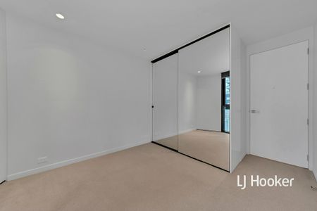 Modern 1-Bedroom Apartment in the Heart of Melbourne CBD! - Photo 3