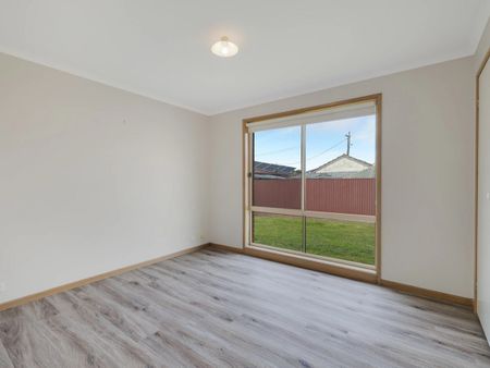 Spacious Townhouse - Photo 2