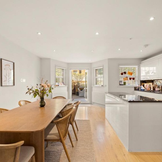 5 bedroom mews to rent - Photo 1