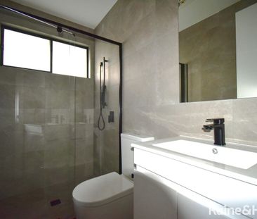 Modern 2-Bedroom Townhouse in Springvale! - Photo 3