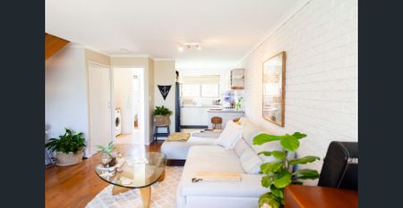 Charming 2-Bedroom Townhouse - Photo 2