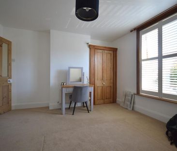 4 bedroom detached house to rent - Photo 2