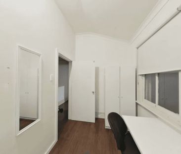 Chippendale - Photo 1