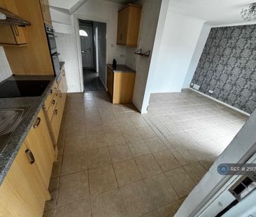 3 bedroom end of terrace house to rent - Photo 3