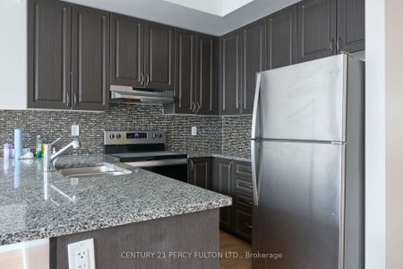 Condo Townhouse For Lease | E8139842 - Photo 5