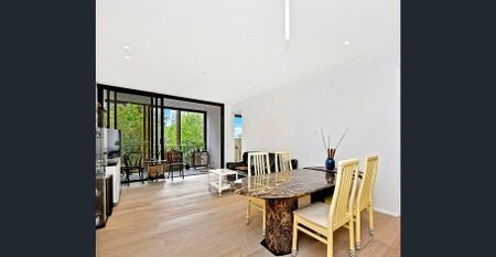 East-Facing Three Bedroom Apartment with Modern, Contemporary Design - Photo 2