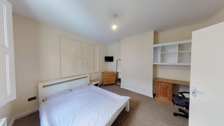 6 bedroom semi-detached house to rent - Photo 2