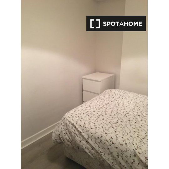 Rooms for rent in 8-bedroom house in Drumcondra, Dublin - Photo 1