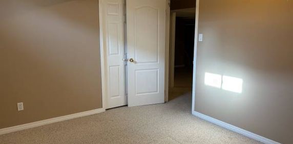 Basement apartment for rent 1 bed + den + bath in Mississauga $1,700 + 30% util - Photo 2