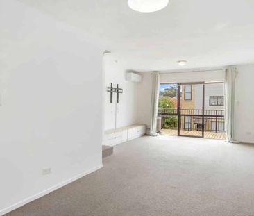 Two Bedroom, one bathroom - Photo 3