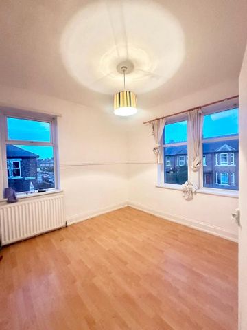 3 bedroom flat to rent - Photo 2