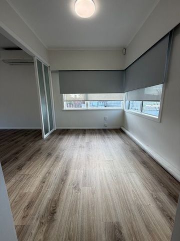 Newly Renovated 3BR Townhouse in Pakuranga Heights - Photo 2