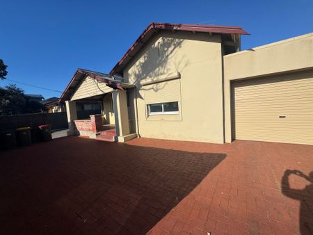 Spacious 4-Bedroom Character Bungalow in Prime Coastal Location - Photo 3