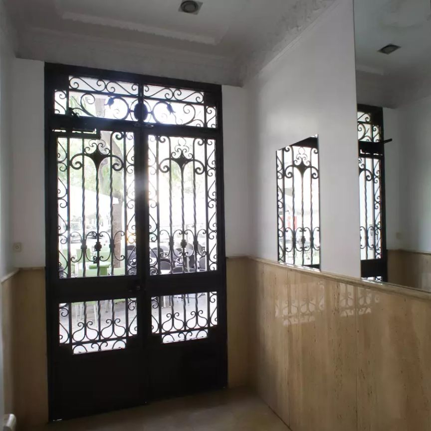 Room in a shared 5-bedroom apartment for rent in Russafa, perfect for professionals and students. - Foto 1