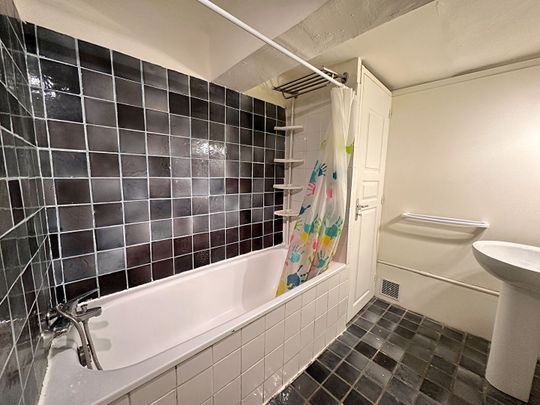 Appartement 2 pièces - 57 m2 - LE LUC, - Photo 1