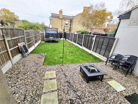 3 bedroom terraced house to rent - Photo 4