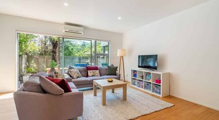 Modern family retreat in Karori - Photo 3